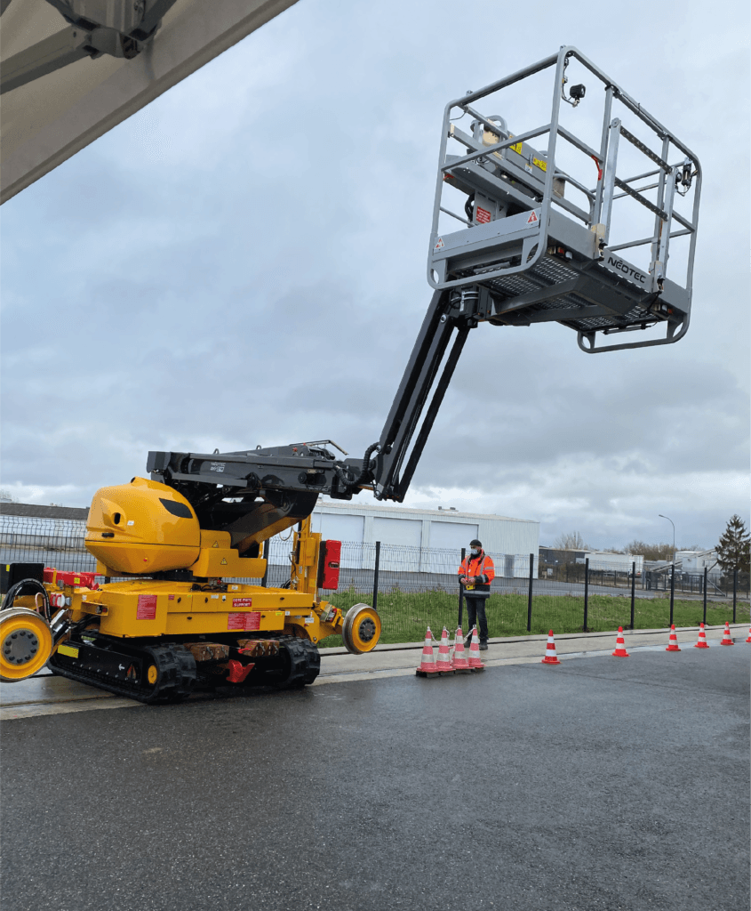 Image de Nacelle RR articulé Sky C14, engin de maintenance ferroviaire Trans-Rail