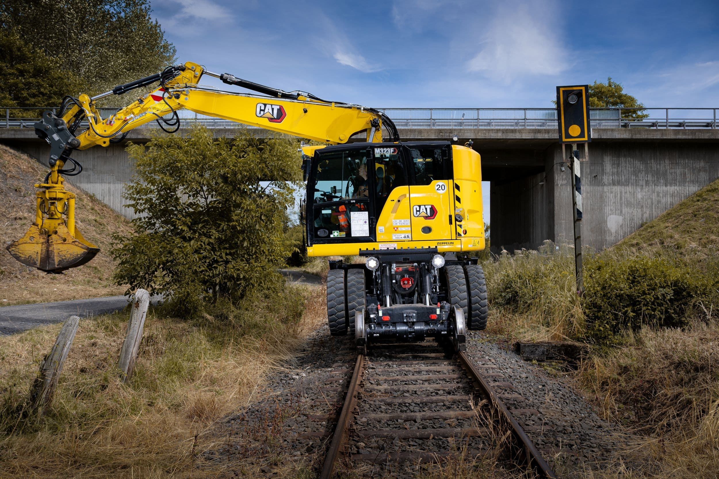 Image de Pelle RR CAT M323F, engin de maintenance ferroviaire Trans-Rail