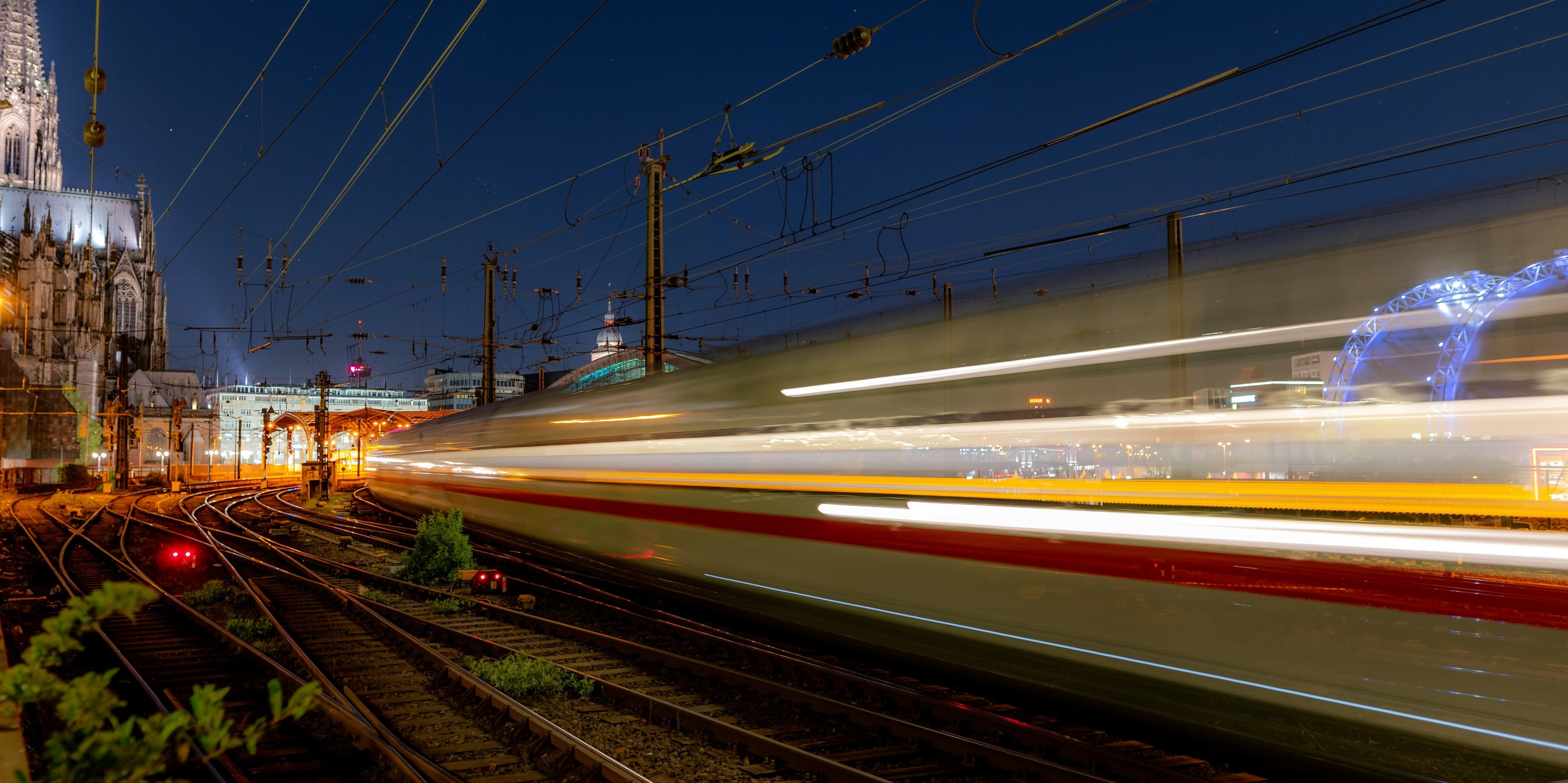 Train à grande vitesse sur rails